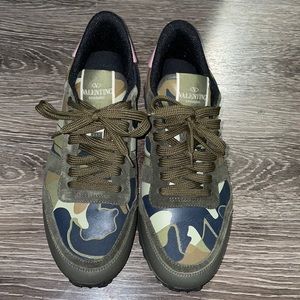 Valentino Garavani
Rockrunner Camo Flat Sneakers